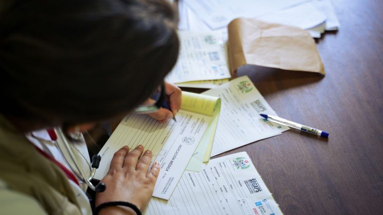 Fournir un faux certificat médical à son employeur : quels risques ?
